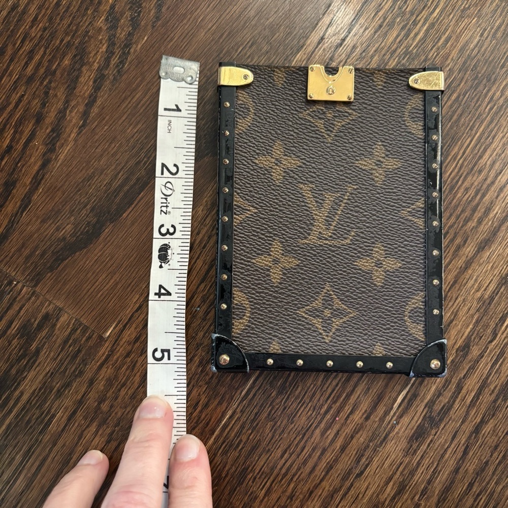 Broken part of authentic Louis Vuitton Eye Trunk iPhone case in Monogram canvas - Picture 4 of 4